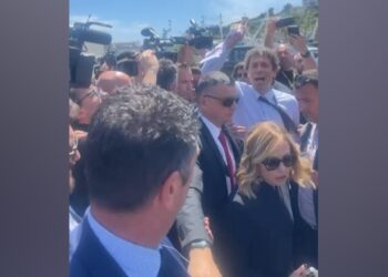 Vizita në Gjadër/ Deputeti italian protestoi kundër Melonit, shqiptarët s’bënë asgjë