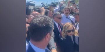 Vizita në Gjadër/ Deputeti italian protestoi kundër Melonit, shqiptarët s’bënë asgjë