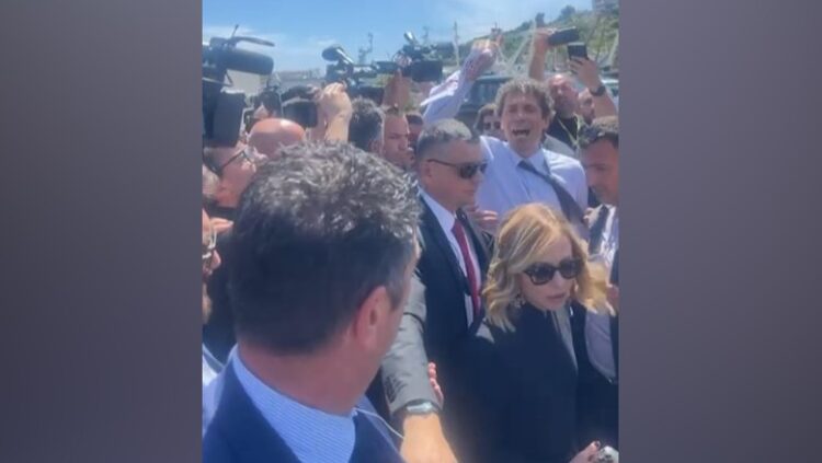 Vizita në Gjadër/ Deputeti italian protestoi kundër Melonit, shqiptarët s’bënë asgjë