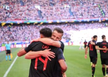 Gjasula çon në festë 20 mijë kuqezinj në stadium e miliona të tjerë anembanë botës