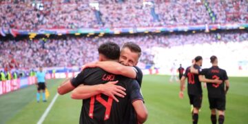 Gjasula çon në festë 20 mijë kuqezinj në stadium e miliona të tjerë anembanë botës