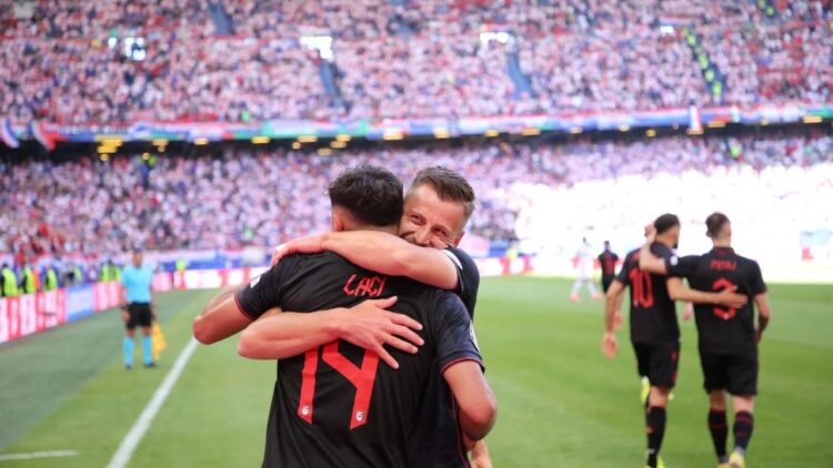 Gjasula çon në festë 20 mijë kuqezinj në stadium e miliona të tjerë anembanë botës