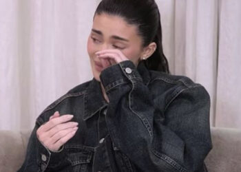Çfarë ndodhi? Kylie Jenner shpërthen në lot pas komenteve të fansave!