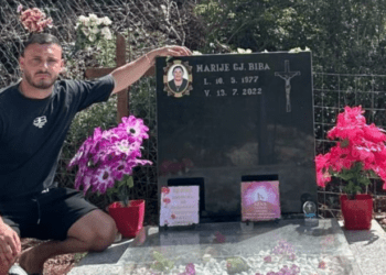 I dedikoi fitoren, Dijonis Biba publikon foto nga varri i nënës