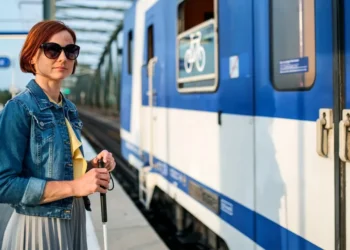 Keni parë persona të verbër që mbajnë syze dielli? Ja çfarë duhet të dini