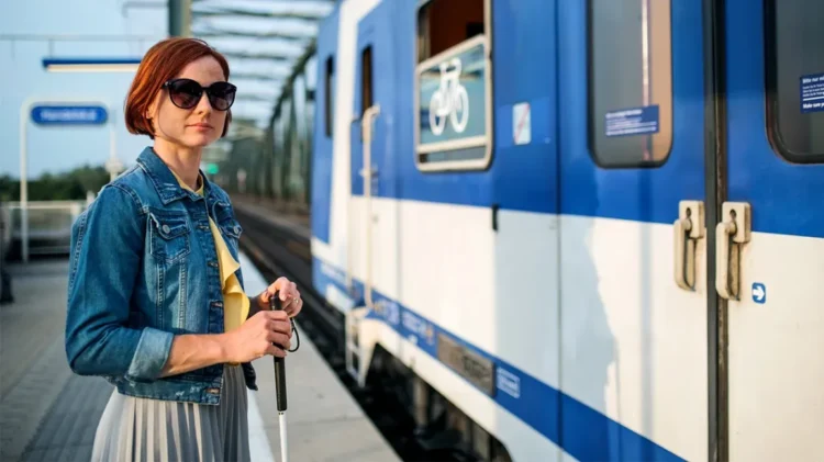 Keni parë persona të verbër që mbajnë syze dielli? Ja çfarë duhet të dini