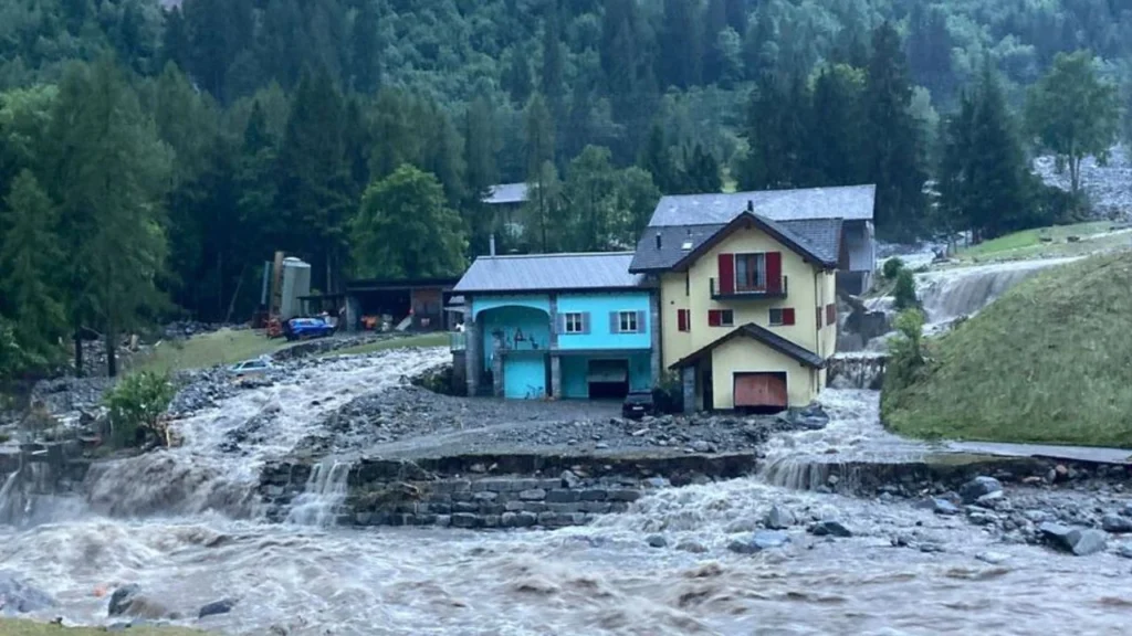 Viktima dhe evakuime/ Një anë digjet e tjetra përmbytet