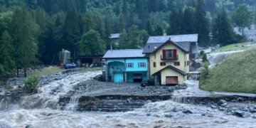 Viktima dhe evakuime/ Një anë digjet e tjetra përmbytet