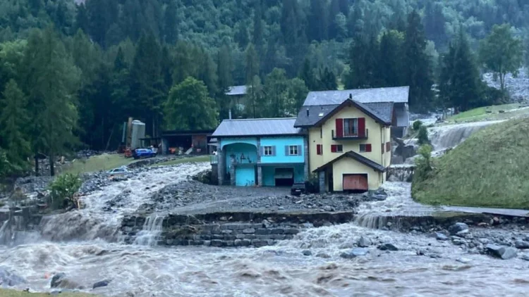 Viktima dhe evakuime/ Një anë digjet e tjetra përmbytet