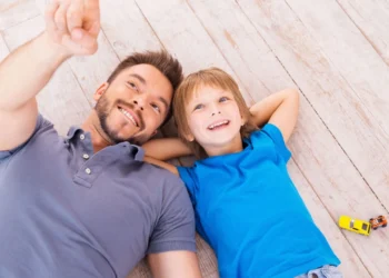 Burrat e zodiakut që nxjerrin në pah më të mirën e tyre kur bëhen baballarë