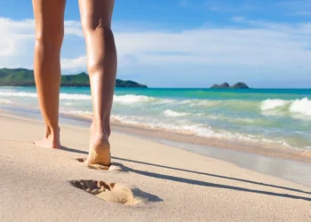 Cilat janë përfitimet e ecjes në plazh?