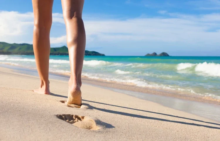 Cilat janë përfitimet e ecjes në plazh?