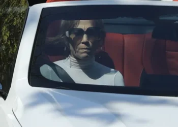 Shkak divorci? Jennifer Lopez fotografohet e mërzitur me një mashkull në makinë!