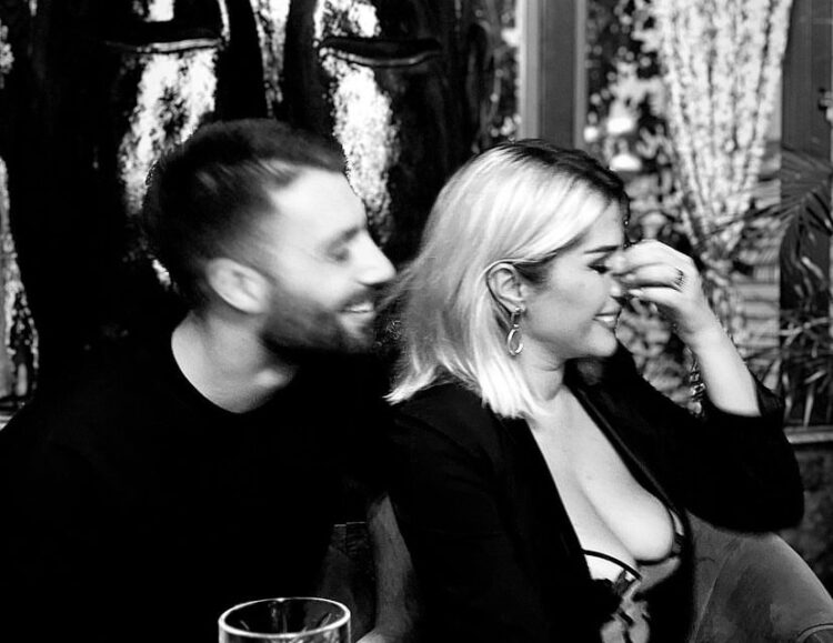 Të qeshur pranë njëri-tjetrit, Meritoni ndan foto me Ilnisën