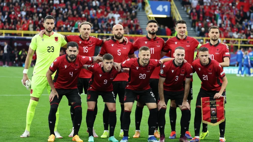 Momenti që s’u transmetua/ Tifozi kuqezi hyn në fushë