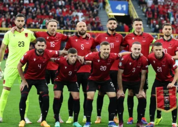 Momenti që s’u transmetua/ Tifozi kuqezi hyn në fushë