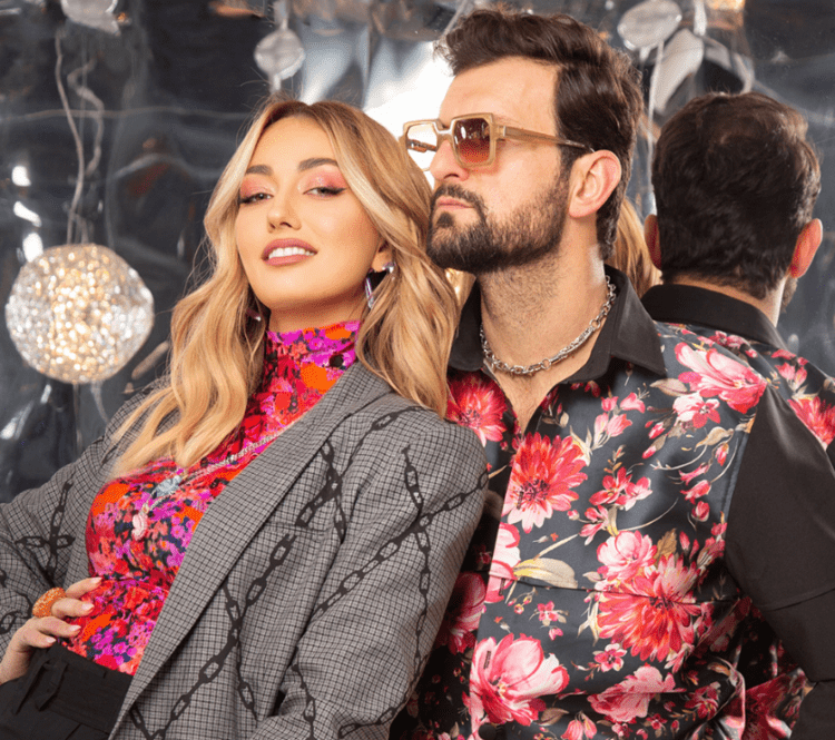 Në pritje të një djali/ Evi surprizohet nga Kledi në studio: I ngjan asaj