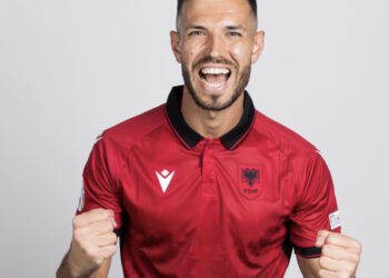 Gjasula zëvëndësuesi i parë që arrin të shënojë në dy portat