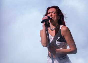 Dua Lipa në Glastonbury – BBC me lëvdata të mëdha për artisten shqiptare
