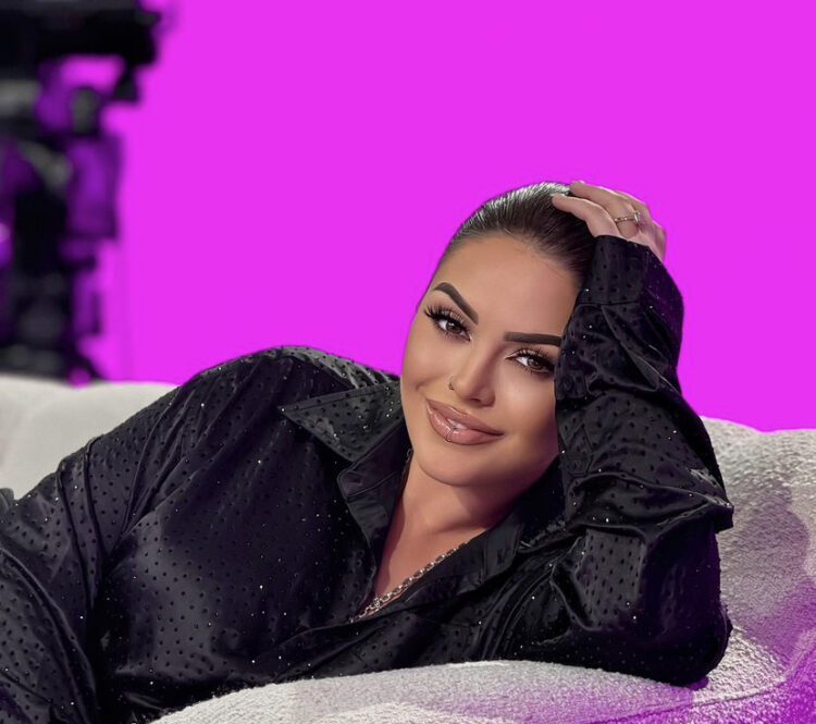 Fifi flet për Flor Mumajesin: Ka një vit që s’më kthen përgjigje!