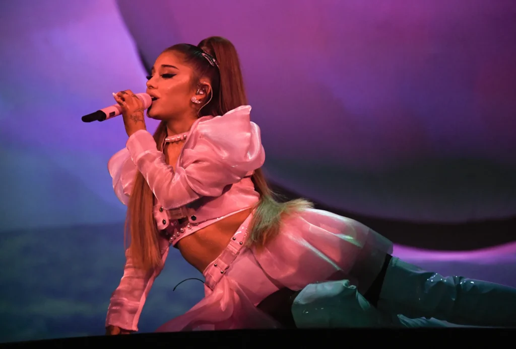 Fansat të shokuar! Zëri i Ariana Grande-s ndryshon në mes të intervistës