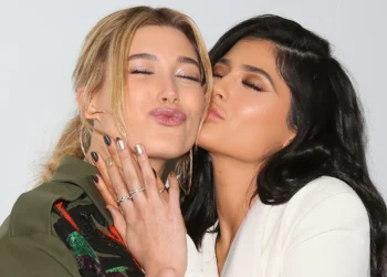 “Tani jemi mama”/ Kylie Jenner bëhet nostalgjike, poston foto të vjetra me Hailey