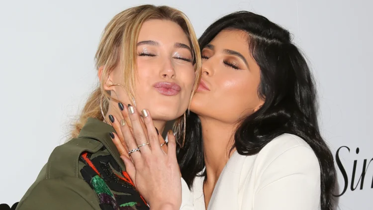 “Tani jemi mama”/ Kylie Jenner bëhet nostalgjike, poston foto të vjetra me Hailey