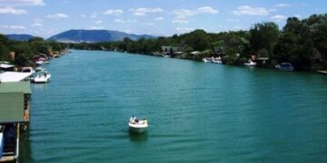 E rëndë në Shkodër! 63-vjeçarja hidhet nga ura e lumit Buna