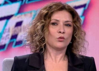 U rrëzua në skenë/ Egla zbulon bisedën me Julin:  S’kisha parë 10 mijë euro bashkë