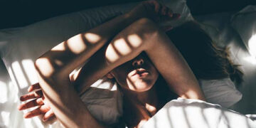 Paraliza e gjumit, ja pse ndodh dhe cilët janë më të rrezikuar