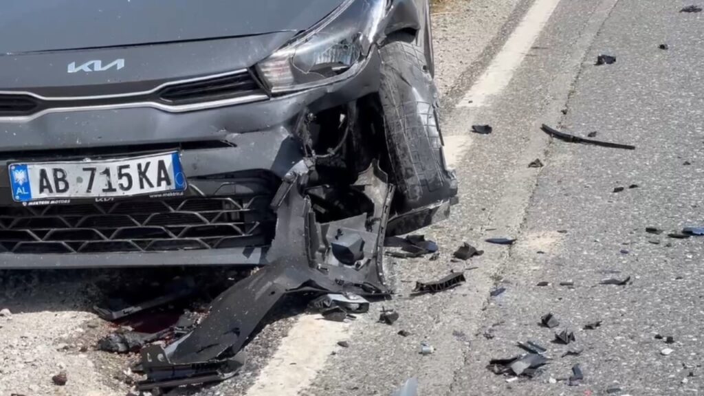 Makina përplas nënë e bijë në Kamëz, ndërron jetë në spital 46-vjeçarja
