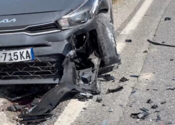 Makina përplas nënë e bijë në Kamëz, ndërron jetë në spital 46-vjeçarja