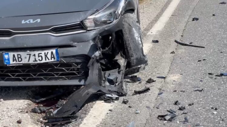 Makina përplas nënë e bijë në Kamëz, ndërron jetë në spital 46-vjeçarja