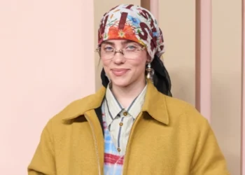 Pranoi se pëlqen vajzat/ Billie indinjohet me fansat: Pse duhet t’u jap shpjegime?