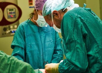 Operacioni përfundon me sukses, zbulohet tumori më i madh i tiroides në Evropë