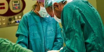 Operacioni përfundon me sukses, zbulohet tumori më i madh i tiroides në Evropë