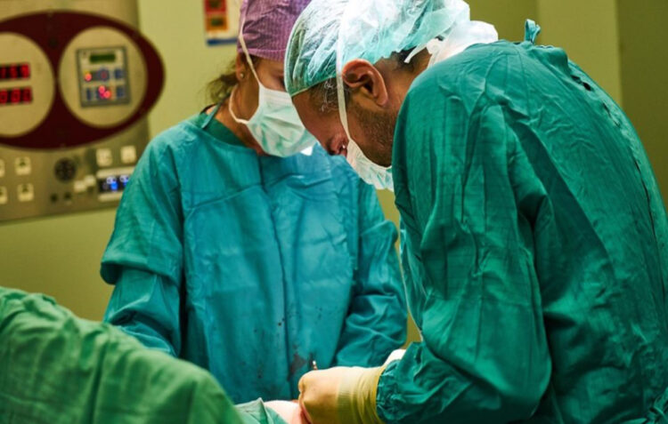 Operacioni përfundon me sukses, zbulohet tumori më i madh i tiroides në Evropë