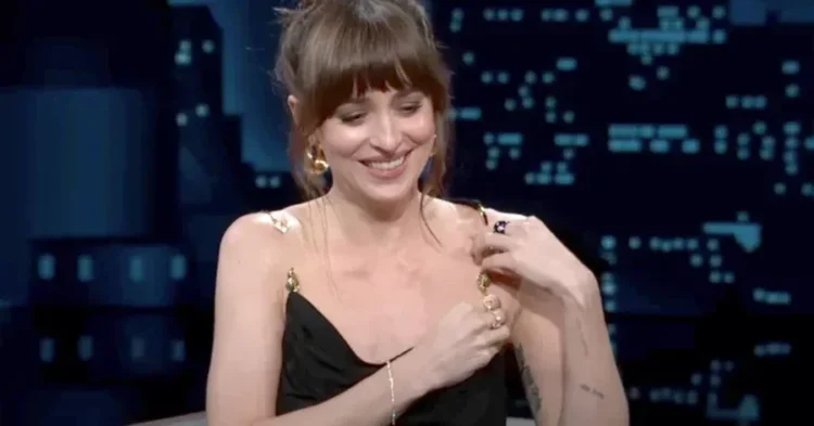 Momenti i sikletshëm, Dakota Johnson e ‘tradhton’ fustani ‘live’