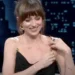 Momenti i sikletshëm, Dakota Johnson e ‘tradhton’ fustani ‘live’