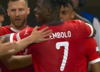 Foto/ Flamuri i UÇK-së valëvitet në ndeshjen mes Gjermanisë dhe Zvicrës