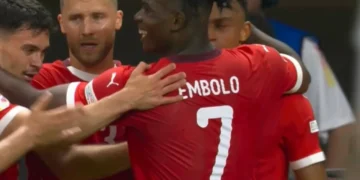 Foto/ Flamuri i UÇK-së valëvitet në ndeshjen mes Gjermanisë dhe Zvicrës