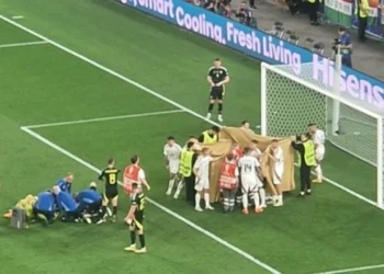 Panik në ndeshjen Skoci-Hungari, lojtari hungarez bie në tokë pa ndjenja
