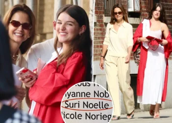 Hoqi mbiemrin e tij, vajza e Tom Cruise feston diplomimin me të ëmën