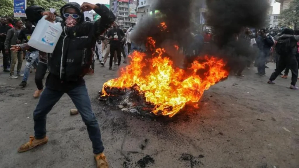 Ç’po ndodh në Kenia? Protestuesit i vënë flakën Parlamentit, vriten 10 persona