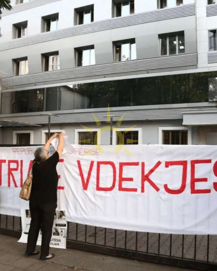 Skandali tek Onkologjiku/ Pankarta dhe mesazhe, ç’ndodhi në protestën e sotme