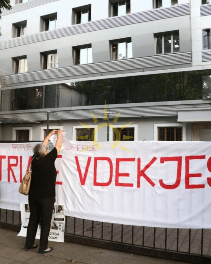 Skandali tek Onkologjiku/ Pankarta dhe mesazhe, ç’ndodhi në protestën e sotme
