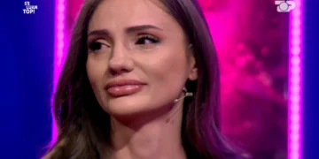 “Bota u shemb”/ Ana Lika rrëfen mes lotësh për humbjen e të ëmës