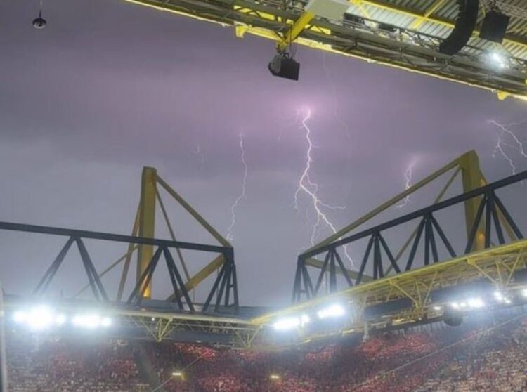 Rrufetë ndërpresin sfidën Danimarkë-Gjermani, lojtarët mbyllen në dhoma