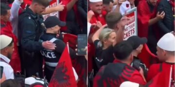 Policët gjermanë “zhvishen” nga detyra, i bashkohen valleve të tifozëve shqiptarë