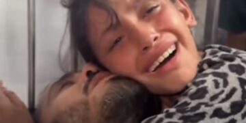 Video që po përlot botën, vajza takon babanë e torturuar në burgjet izraelite